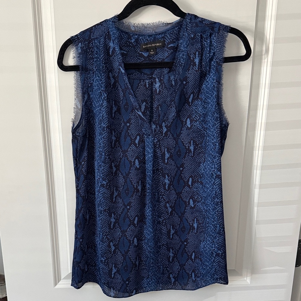 Banana Republic Navy Blue Snake-Print Sleeveless V-Neck Camisole
